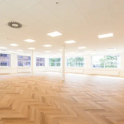 Ruime kantoorruimte met visgraatvloer, grote ramen en veel natuurlijk licht, ideaal voor kantoorruimte huren in het kantoorpand Maanlander 43, Amersfoort Calveen.