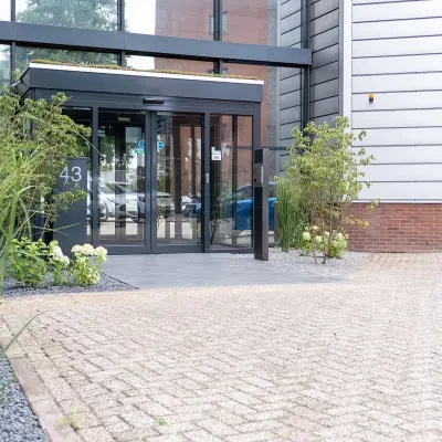 De ingang van een modern kantoorpand op Maanlander 43 in Amersfoort, ideaal voor wie kantoorruimte wil huren.