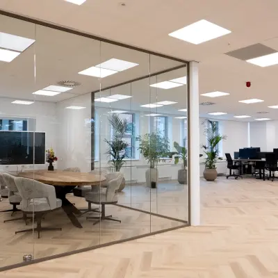 Ruime, moderne kantoorruimte te huur op Maanlander 43, Amersfoort Calveen met glazen vergaderruimte en open werkplekken. Strak interieur met veel lichtinval en moderne meubels.