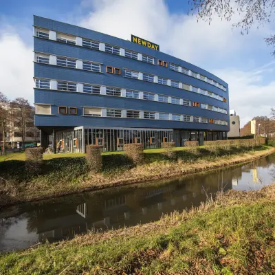 Exterieur van een modern kantoorpand op Maanlander 47 in Amersfoort Calveen, ideaal voor kantoorruimte huren met unieke architectuur en rustige omgeving.
