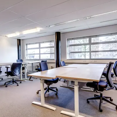 Moderne kantoorruimte huren in Amersfoort Calveen op Maanlander 47, ingericht met ruime bureaus en ergonomische stoelen, ideaal voor productief werken.