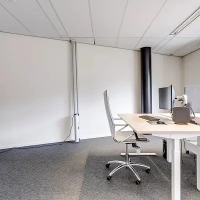 Lichte kantoorruimte met moderne werkplekken en bureaustoelen in het kantoorpand op Maanlander 47, Amersfoort Calveen, ideaal voor wie een kantoorruimte wil huren.