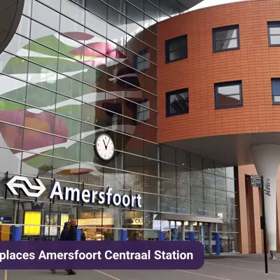 Vooraanzicht van het kantoorpand op Stationsplein 49, Amersfoort Centraal Station met een modern ontwerp en glazen facade.