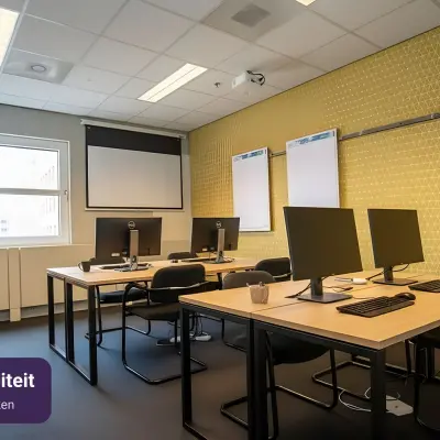 Moderne kantoorruimte te huur op Stationsplein 49, Amersfoort Centraal Station, met vier bureaus, computers en stijlvolle inrichting voor een efficiënte werkomgeving.