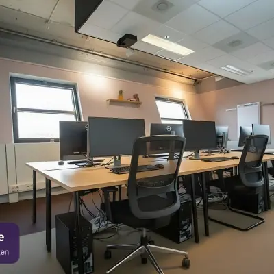 Moderne kantoorruimte met acht werkplekken in een licht interieur, beschikbaar voor huur op Stationsplein 49, Amersfoort Centraal Station. Ideaal voor co-working en zakelijke huur.