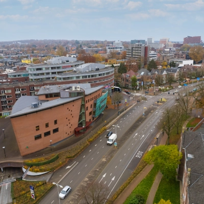 Luchtfoto van Stadsring 115 in Amersfoort Centrum, met zicht op een modern kantoorpand langs een drukke weg, omringd door stedelijke bebouwing en groen. Ideaal gelegen voor wie kantoorruimte wil huren in een dynamische omgeving.