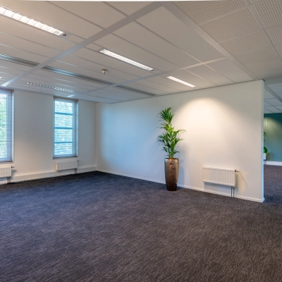 Kantoorruimte te huur op Stadsring 115, Amersfoort Centrum. Ruime en lichte omgeving met grote ramen, ideaal voor een flexibele indeling. Geen meubels aanwezig, geschikt voor creatieve inrichting.
