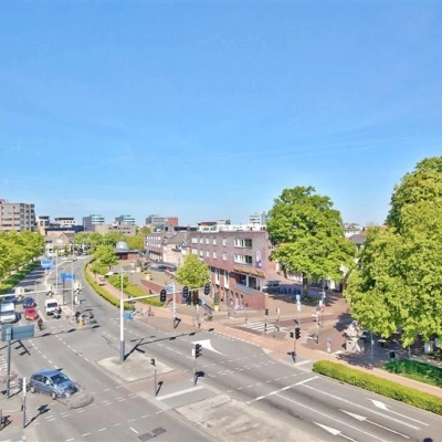 Zonnige straat in Amersfoort Centrum met Stadsring 115 en uitzicht op kruispunt, ideaal voor kantoorruimte huren met nabijheid van voorzieningen en openbaar vervoer.