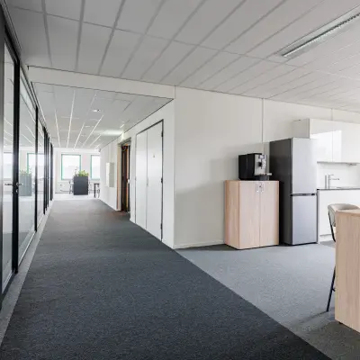 Kantoorruimte huren op Stadsring 201 in Amersfoort Centrum met een moderne gang en glazen wanden. Het kantoorpand heeft een lichte kitchenette. Ideaal voor het huren van diverse kantoren.