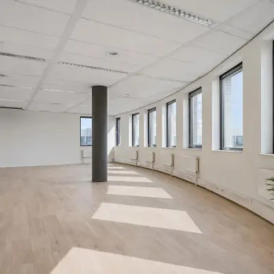 Lichte kantoorruimte te huur aan Asch van Wijckstraat 2-4 in Amersfoort Centrum, met grote ramen en houten vloer, ideaal voor kantoorpand.