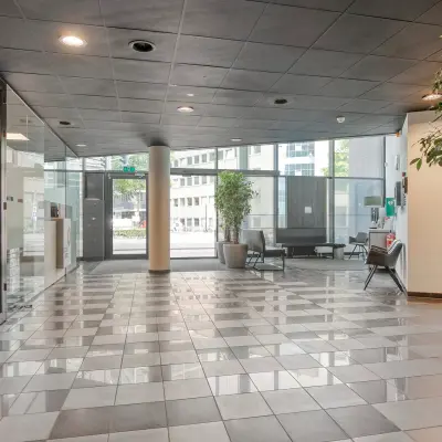 Entreehal van kantoorpand op Asch van Wijckstraat 2-4 in Amersfoort Centrum, met moderne vloer en glazen wanden. Ideaal voor kantoorruimte huren.