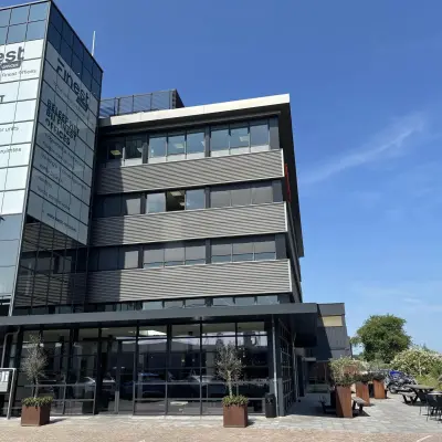 Kantoorpand op Vanadiumweg 11 in Amersfoort Isselt met een moderne uitstraling en grote ramen, ideaal voor kantoorruimte huren.