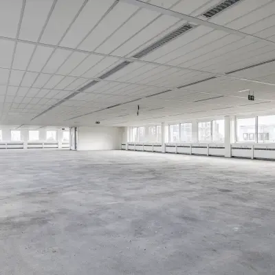 Leeg kantoor in Amstelveen aan De Gondel 1, klaar voor huur. Grote ramen zorgen voor veel natuurlijk licht in dit kantoorpand.