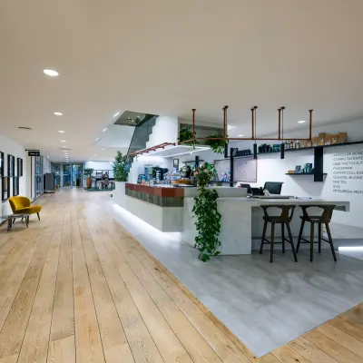 Moderne kantoorruimte te huur op De Gondel 1 in Amstelveen met een stijlvolle receptie, houten vloer en veel groen. Ideaal voor zakelijke doeleinden.