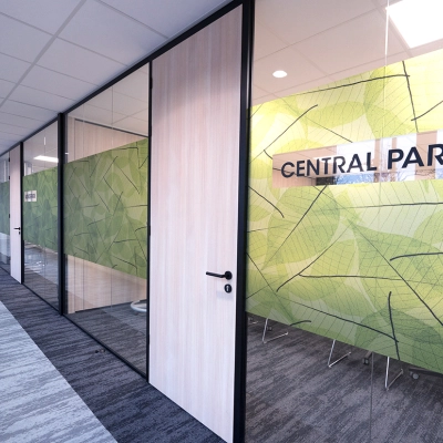 Moderne vergaderruimte in kantoorpand op de Handelsweg 53, Amstelveen, met strakke glazen wanden en groene accenten. Ideaal voor kantoorruimte huren met inspirerende uitstraling.