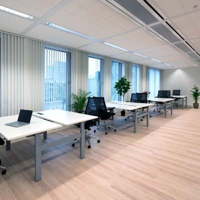 Lichte open werkruimte met moderne bureaus en stoelen, veel natuurlijk licht, ideaal voor kantoorruimte huren aan de Handelsweg 53 in Amstelveen. Planten zorgen voor een frisse ambiance.