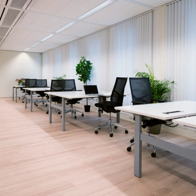 Lichte en ruime kantoorruimte huren met vier bureaus en ergonomische stoelen, omgeven door planten, bij Handelsweg 53 in Amstelveen. Grote ramen zorgen voor veel daglicht en een productieve werkomgeving.