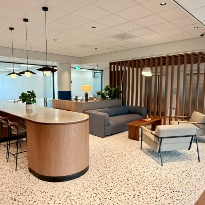 Moderne gemeubileerde kantoorruimte met stijlvolle zithoek en ruime tafel gelegen in Amstelveen. Ideaal voor huren als werkplek of vergaderruimte.