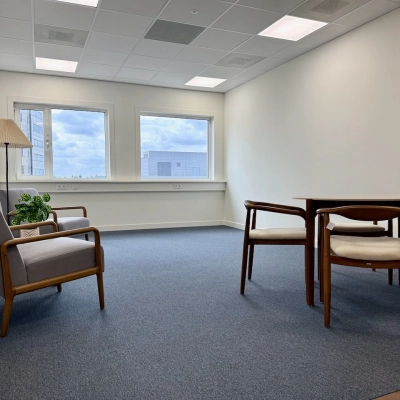 Ruime kantoorruimte aan Professor E.M. Meijerslaan 1, Amstelveen, met vloerbedekking, twee stoelen en een tafel. Geschikt voor kantoor of vergaderingen.