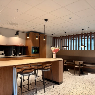 Moderne, gemeubileerde kantoorruimte in Amstelveen, Professor E.M. Meijerslaan 1, met een keuken en zithoek. Ideaal voor wie een kantoorruimte wil huren.
