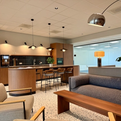 Moderne gemeubileerde kantoorruimte aan de Professor E.M. Meijerslaan 1 in Amstelveen, met een lounge en kitchenette, ideaal voor ontspannen vergaderingen of informele werkbesprekingen.