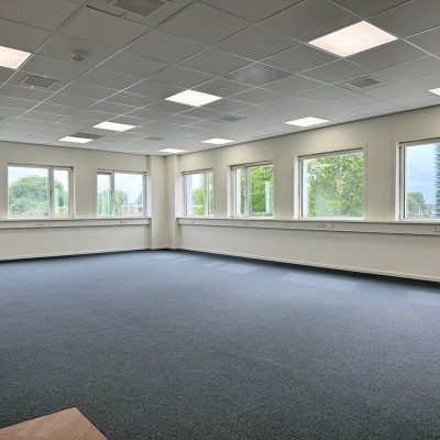 Ongebruikte kantoorruimte op Professor E.M. Meijerslaan 1 in Amstelveen met veel ramen, grijze vloerbedekking en veel natuurlijk licht, ideaal voor kantoorruimte huren.