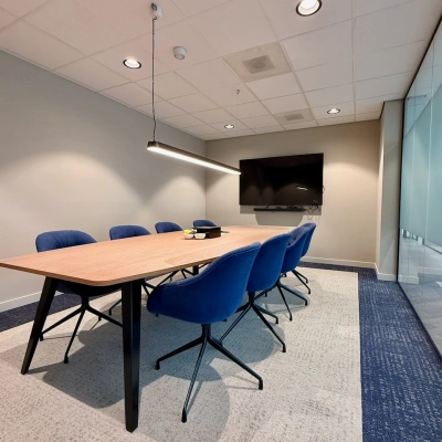 Kantoorpand aan Professor E.M. Meijerslaan 1 in Amstelveen met gemeubileerde vergaderruimte. Glaswand, tafel, stoelen, monitor en verlichting aanwezig voor kantoorruimte huren.