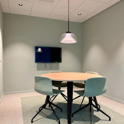 Vergaderruimte in het kantoorpand op Professor E.M. Meijerslaan 1, Amstelveen, met een moderne tafel, stoelen en een wandmonitor. Ideaal voor kantoorruimte huren.