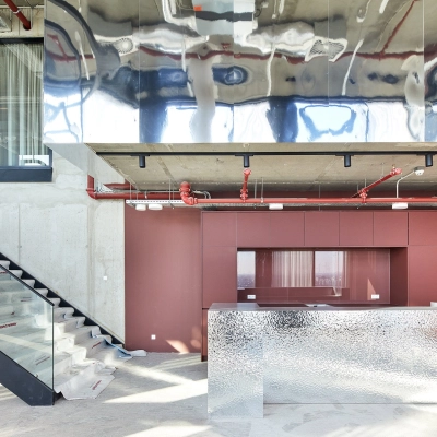 Modern kantoorpand in Amsterdam Amstel Business Park met strakke afwerking, glazen trap en unieke metalen receptie. Ideaal voor bedrijven die kantoorruimte willen huren in een dynamische omgeving.