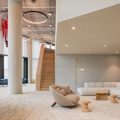 Moderne, stijlvolle kantoorruimte huren in een kantoorpand aan de H.J.E. Wenckebachweg 230-258, Amsterdam Amstel Business Park met houten trap, designmeubels en grote ramen voor veel natuurlijk licht.