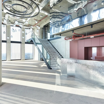 Modern kantoorpand aan H.J.E. Wenckebachweg 230-258 in Amsterdam Amstel Business Park, met glanzende metalen elementen en open ruimte. Perfecte locatie om kantoorruimte te huren.