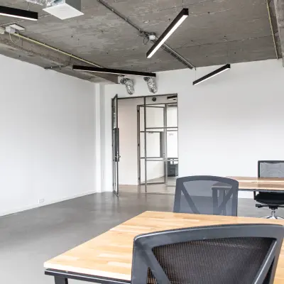 Kantoorruimte huren op H.J.E. Wenckebachweg 90-108 in Amsterdam Amstel Business Park met moderne bureaus, stoelen en een industriële uitstraling.