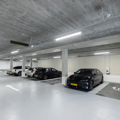 Ondergrondse parkeergarage bij Willem Fenengastraat 16, Amsterdam Amstel, geschikt voor huur als onderdeel van een kantoorpand.