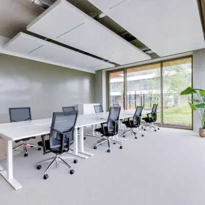 Heldere kantoorruimte op Willem Fenengastraat 16, Amsterdam Amstel, met moderne werkplekken, grote ramen en planten. Ideaal om kantoorruimte te huren voor een productieve werkomgeving.