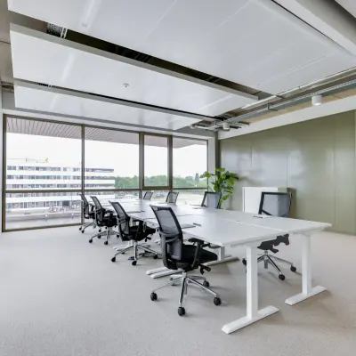 Moderne kantoorruimte aan Willem Fenengastraat 16 in Amsterdam Amstel, met lichte werkplekken en glazen wanden, ideaal voor kantoorverhuur.