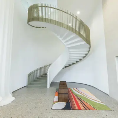 Kantoorpand in Amsterdam Amstel met moderne, gewelfde trappen en speels gekleurde vloerbedekking. Geschikt voor kantoorruimte huren op Willem Fenengastraat 16.