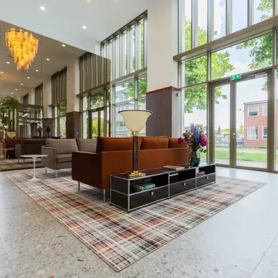 Moderne kantoorruimte huren bij Willem Fenengastraat 16, Amsterdam Amstel, met ruime glazen gevels en stijlvolle zitplekken.