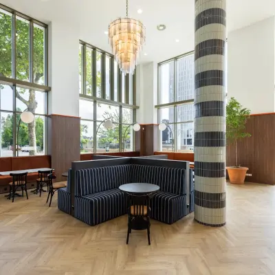 Lichte, ruime kantoorruimte met grote ramen en stijlvolle zithoek op Willem Fenengastraat 16, ideaal voor huur in Amsterdam Amstel.