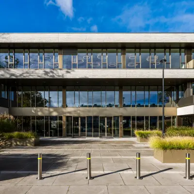Modern kantoorpand Walborg 2A in Amsterdam Buitenveldert met een strakke gevel en grote ramen, ideaal voor kantoorruimte huren in een rustige omgeving.