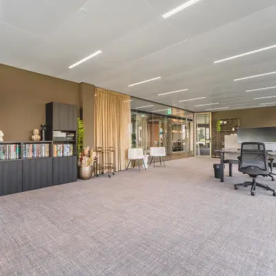 Ruime en lichte kantoorruimte in Amsterdam Buitenveldert met moderne inrichting en glazen wanden, ideale plek voor kantoorruimte huren.
