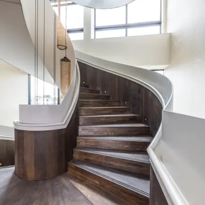 Moderne houten wenteltrap in het kantoorpand voor kantoorruimte huren op Zwaansvliet 1, Amsterdam Buitenveldert, met veel natuurlijk licht en stijlvolle afwerking.