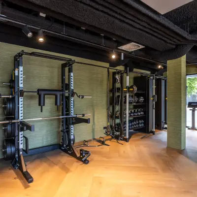 Fitnessruimte in een kantoorpand op Zwaansvliet 1, Amsterdam Buitenveldert. Moderne uitrusting met gewichten en apparaten. Huur deze kantoorruimte en geniet van extra faciliteiten.
