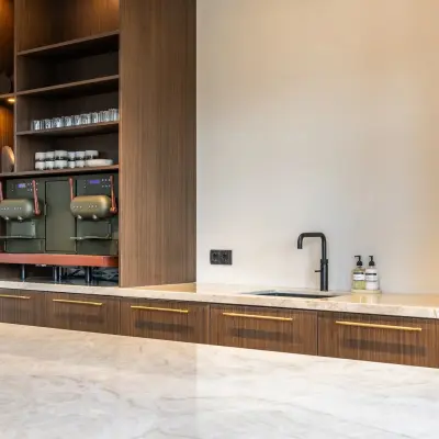 De pantry in het kantoorpand op Zwaansvliet 1 in Amsterdam Buitenveldert is stijlvol met een marmeren aanrecht en opbergkasten, ideaal om te huren.