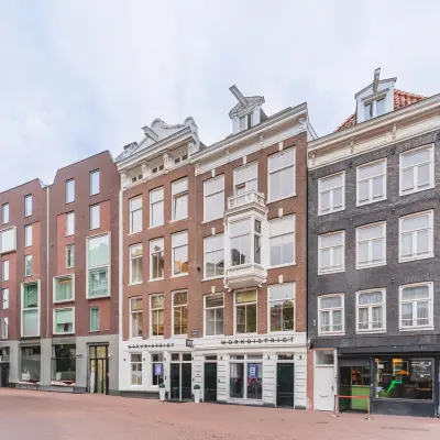 Prachtige historische gevels van kantoorpanden aan Hekelveld 8-10 in Amsterdam Centrum, ideaal voor kantoorruimte huren.