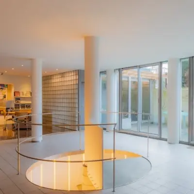 Licht, ruim kantoorpand op Kerkstraat 204, Amsterdam Centrum, met grote ramen en moderne inrichting. Perfect voor wie kantoorruimte wil huren.