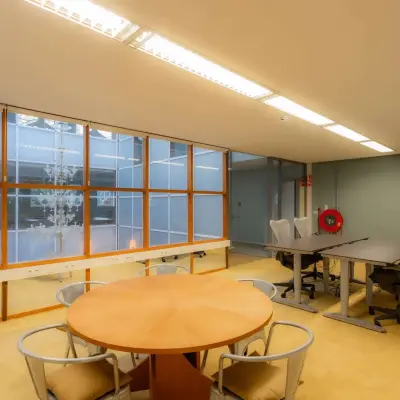 Ruime kantoorruimte op Kerkstraat 204, Amsterdam Centrum met grote ramen en moderne meubels. Ideaal voor kantoorruimte huren met diverse bureaus en vergadertafels.