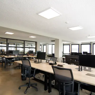 Lichte en moderne kantoorruimte aan Kleine Gartmanplantsoen 21 in Amsterdam Centrum, ingericht met veel bureaus en computers, ideaal voor het huren van een efficiënte werkplek in een open kantoorpand.