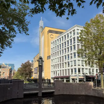 Vooraanzicht van een modern kantoorpand gelegen aan het water op Kleine Gartmanplantsoen 21 in Amsterdam Centrum, ideaal voor kantoorruimte huren.