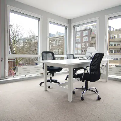 Lichte kantoorruimte huren op Kleine Gartmanplantsoen 21 in Amsterdam Centrum, met moderne bureaus en een comfortabele inrichting. Geschikt voor zakelijke activiteiten met uitzicht op de stad.