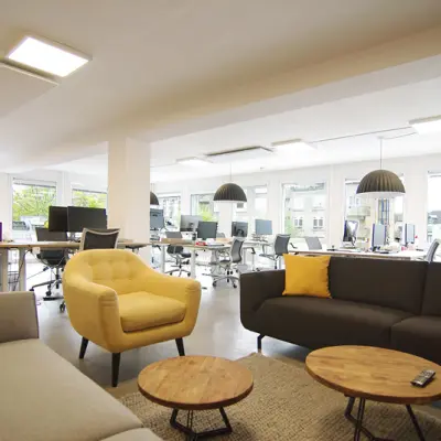 Moderne kantoorruimte huren met grote ramen, comfortabele stoelen en veelzijdige werkplekken, gelegen in Amsterdam Centrum op Kleine Gartmanplantsoen 21.